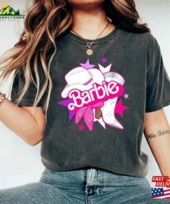 Barbie Western Country Cowboy Hat Bandana Boot Stars Pink Babe Doll Girly Unisex T-Shirt Oppenheimer Shirt Sweatshirt Classic Barbie Western Country Cowboy Hat Bandana Boot Stars Pink Babe Doll Girly Unisex T-Shirt Oppenheimer Shirt Sweatshirt Classic
