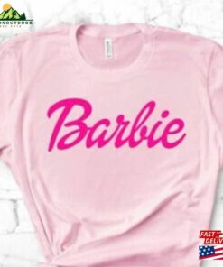 Simple Pink Barbi Logo Shirt Malibu Princess Inspired T Dolly Tee Birthday Themed T-Shirt Minimalist Hoodie Classic Simple Pink Barbi Logo Shirt Malibu Princess Inspired T Dolly Tee Birthday Themed T-Shirt Minimalist Hoodie Classic