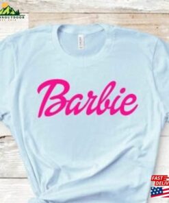 Simple Pink Barbi Logo Shirt Malibu Princess Inspired T Dolly Tee Birthday Themed T-Shirt Minimalist Hoodie Classic Simple Pink Barbi Logo Shirt Malibu Princess Inspired T Dolly Tee Birthday Themed T-Shirt Minimalist Hoodie Classic