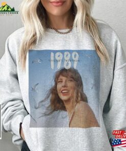 1989 Taylor’s Version Photo T-Shirt Swift Music Eras Tour 2023 Sweatshirt Hoodie 1989 Taylor’s Version Photo T-Shirt Swift Music Eras Tour 2023 Sweatshirt Hoodie