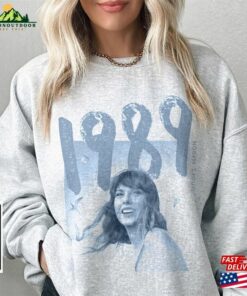 1989 Taylor’s Version Photo T-Shirt Swift Music Eras Tour 2023 Sweatshirt Unisex Classic 1989 Taylor’s Version Photo T-Shirt Swift Music Eras Tour 2023 Sweatshirt Unisex Classic