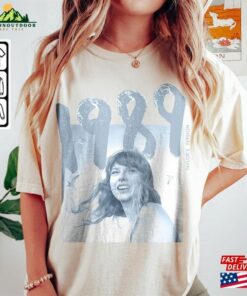 1989 Taylor's Version Photo T-Shirt Swift Music Eras Tour 2023 Sweatshirt Unisex Classic 2 1989 Taylors Version Photo T Shirt Swift Music Eras Tour 2023 Sweatshirt Unisex Classic 3