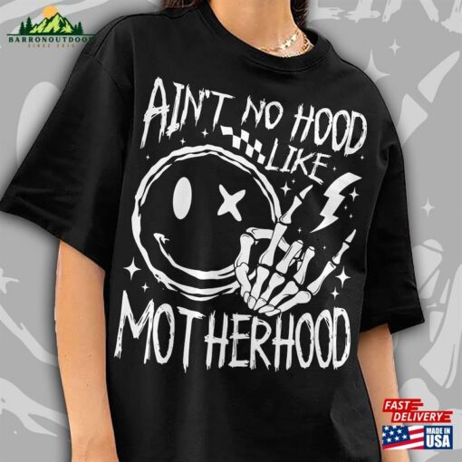 Ain’t No Hood Like Motherhood Shirt Retro Mama Rock Mom Unisex Sweatshirt