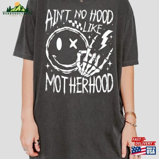 Ain’t No Hood Like Motherhood Shirt Retro Mama Rock Mom Unisex Sweatshirt