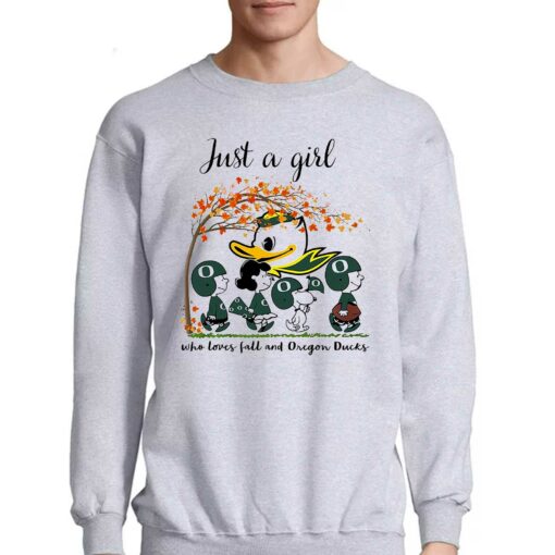 Just A Woman Who Loves Fall And Oregon Ducks Peanuts Cartoon T-shirt