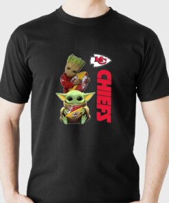 Official Baby Yoda And Baby Groot Hug Rugby Kansas City Chiefs 2023 T-shirt