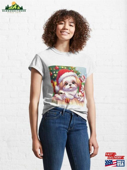 Cartoony Shihtzu Dad Celebrating Xmas With His Puppies Classic T-Shirt Hoodie