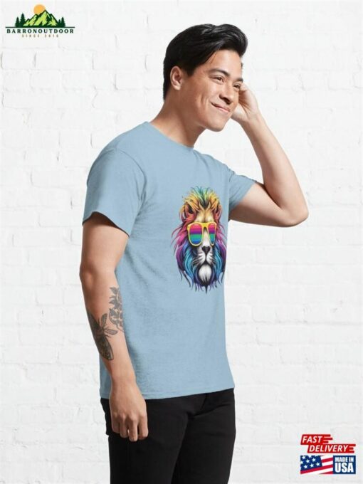 Cool Lion With Rainbow Sunglasses And Manes Classic T-Shirt Unisex