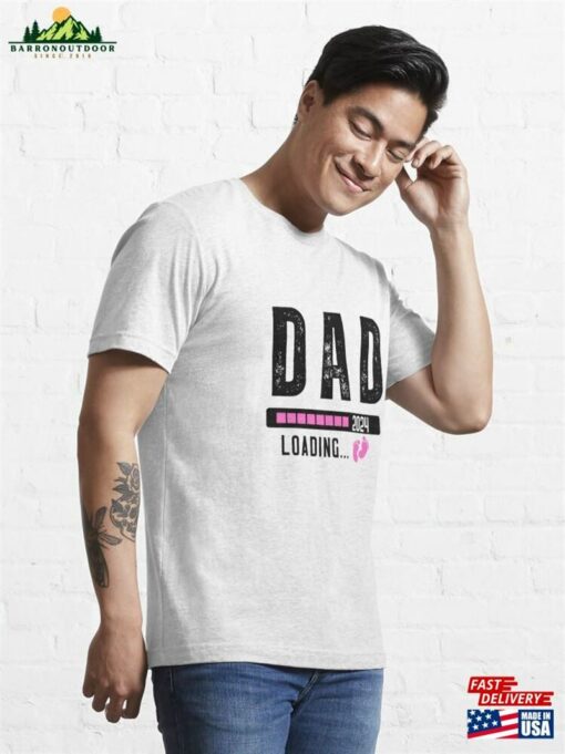 Cute Dad To Be Loading 2024 New Father Newborn Baby Announcement T-Shirt Essential Hoodie Classic