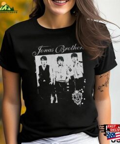 Comfort Color Shirt Vintage Jonas Brother Five Albums One Night Tour Brothers 2023 90’S Tee Unisex Sweatshirt Comfort Color Shirt Vintage Jonas Brother Five Albums One Night Tour Brothers 2023 90’S Tee Unisex Sweatshirt