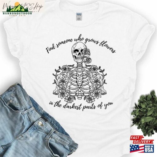 Find Someone Who Grows Flowers In The Darkest Parts Of You Shirt Trendy Zach Bryan Skull Unisex T-Shirt Tee Tops Sweatshirt