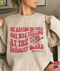 Me Having No Idea She Was Yelling At The Security Guard Tshirt Swiftie Fan Gifts Classic Hoodie