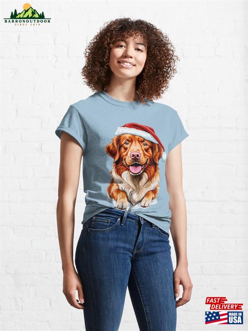 Nova Scotia Duck Tolling Retriever In Christmas Hat Classic T-Shirt Unisex Nova Scotia Duck Tolling Retriever In Christmas Hat Classic T-Shirt Unisex